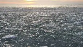 Hull&aacute;mz&oacute; j&eacute;g a befagyott Balatonon / Frozen Balaton broken ice waves