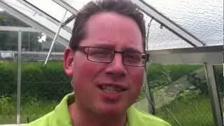 Hoe monteren we de tomatenhaken in onze tuinserre ?
