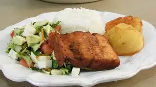 TRUCHA FRITA CON PAPAS DORADAS Y UNA FRESCA ENSALADA ANDINA