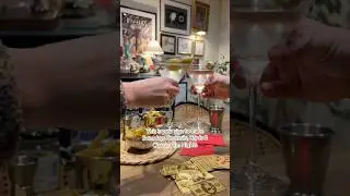 Это ваш знак, чтобы превратить субботние вечера в вечера коктейлей, карточных игр и классических ...