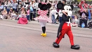 Disneyland paris 2015 Parade with Disney Characters and kids. :)