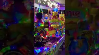 Заводится симпатичный желтый мини-поезд Винни-Пуха.