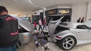 Гордый владелец Prowler. Автомобили Харлингена и косплей.