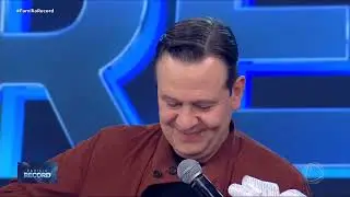 FAM&Iacute;LIA RECORD: Paloma Poeta presenteia Celso Zucatelli com m&aacute;quina de fazer massas