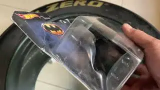 Unboxing Hot Wheels Batmobile (Tim Burton) 1:50