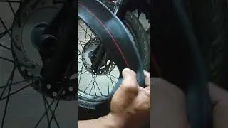 Cara pasang ban dalam main slip, bengkel motor, tambal ban #shorts