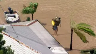 Australia: Helicopter crew rescues man trapped by floods | AFP