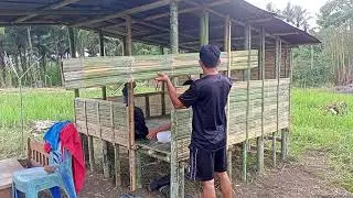 Melanjutkan membuat lantai dan dinding pondok bambu di kebun.