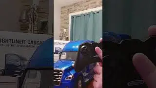 Diecast Masters 1/16 Freightliner Cascadia RC tractor (Part 2) Feat.functions, plus lights and sound