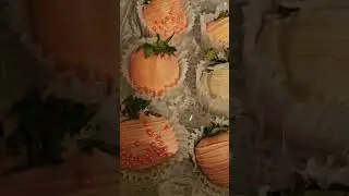 STRAWBERRIES 🩷🍓 #youtubeshorts #strawberries #cakedecorating #wattsusdecorate