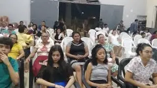 Irm&atilde; Nafrisa louvando a Deus