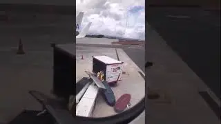 someone stop the belt 🥴 #ramplife #airport #aviation #rampagent #airportramplife
