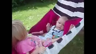 Sommerhuset 2013....Amanda og Max Milo  gynger i h&aelig;ngek&oslash;jen....farfar og farmor