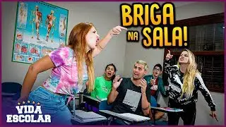 AS MENINAS BRIGARAM NO MEIO DA SALA DE AULA!! - VIDA ESCOLAR #20 [ REZENDE EVIL ]