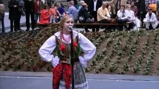 Teen girl tradional Polish song and dance