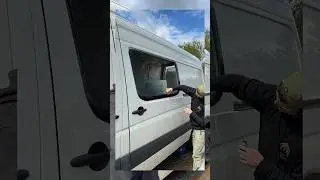 Установка окон в моем собственном автофургоне &mdash; Van Build Ep5 #vanlife #campervan #camperconversi...