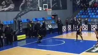 DJ Stephens warming up dunks in Ukrainian Superligue