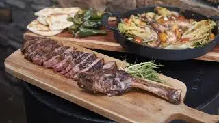 BVB-Koch Dennis Rother grillt auf dem eFlow PRO 2 TURBO ein Dry Aged Tomahawk und Pulpo