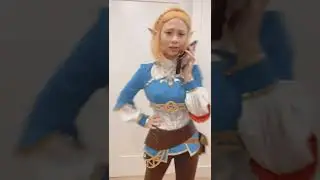 Zelda using a Sheikah Slate like an iPhone. #breathofthewild #breathofthewild2 #zeldacosplay #zelda