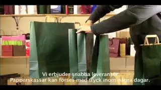 Gr&ouml;na papperskassar med platt pappershandtag.