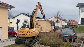 Aussensauna mit dem Radbagger aufstellen. How to set up the outdoor sauna with the wheel excavator.