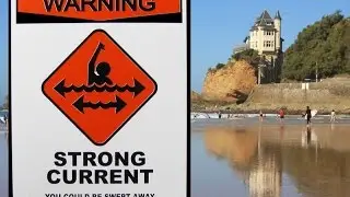 Surfeurs emport&eacute;s par le courant &agrave; Biarritz - strong current