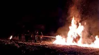 Das Feuerrad wird zu Tal gerollt - Heddesbach 2013