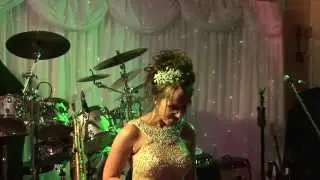 Amazing Bride sings to wedding guests -  Hallelujah - Leonard Cohen