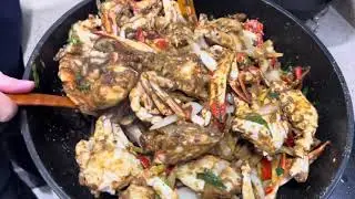 How To Make The Most Flavorful Stir-Fry Blue Crabs 🦀 With Ginger 🫚