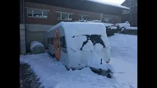 Wohnwagen im Schnee bereit machen