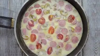 Омлет с сосисками докторскими &laquo;Дым да Фарш&raquo; и рукколой - рецепты &laquo;Baron Food&raquo;