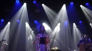 Vampie Weekend - Hold You Now Live
