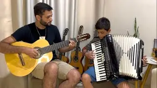 Aluno Daniel Santana tocando a m&uacute;sica Oque Tem A Rosa 