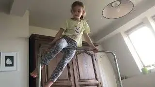 Гимнастические трюки на перекладине для детей