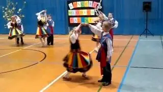 Uczniowie tańczą polkę