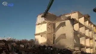 7. Mega sloopkraan haalt muren neer in de Siriusstraat.