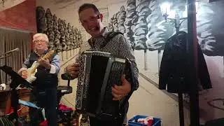 Cédric et Angelo Ciero jouent et chantent 
