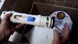 Cambiar mecanismo descarga doble pulsador Roca. Desmontar el deposito cisterna completo en detalle.