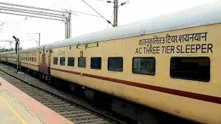 Vivek Express (Tuticorin-Okha) departs Krishnarajpuram hauled by Vatwa Shed WDM3D