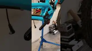 How to remove RaceFace Aeffect crank arms.     Note at there are 2 versions of this crank