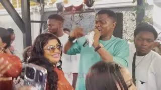 Посмотрите Oluwafunmilayo Mariam Smith и Taiwo Adewale Akindiya Bridal Praise Day в Лагосе
