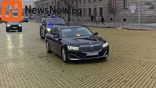 Радев напусна президентството в кортеж на НСО, не със &bdquo;Шкода&ldquo;-та ( видео)