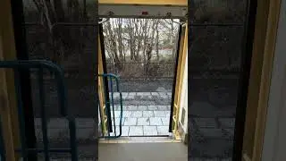 D&ouml;rr &ouml;ppnas och st&auml;ngs p&aring; V&auml;sttrafik t&aring;g X11
