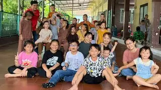 Khương Dừa dẫn Khương Dừa Con đi trao bánh trung thu các bạn nhỏ mồ côi ở Mái Ấm An Lạc