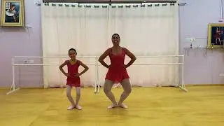 Ballet Infantil em Casa 🩰 | Demi-Pli&eacute; com M&uacute;sica (&ldquo;Dobra, Estica&rdquo;) | Baby Class