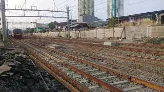 Pintu perlintasan kereta api ada mau lewat yaitu krl tm series 05