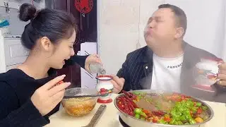 Couple food:I deliberly poured white vinegar on my greedy husband when he wanted to eat alone