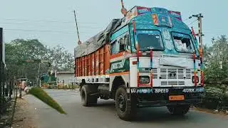 শিয়ালদা জঙ্গিপুর রোড ও স্লিপার বন্দে ভারত এক্সপ্রেস। ঝড়ের গতিতে বলাগড় রেলগেট অতিক্রম করলো।