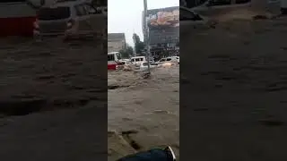Scenes from 4K Chowrangi rain in Karachi, Pressure of water high flowing Vehicles | chowrangi