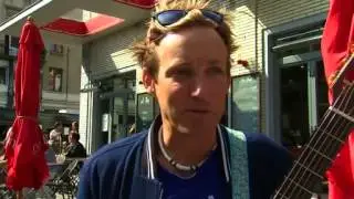 A French musician sings into the record books